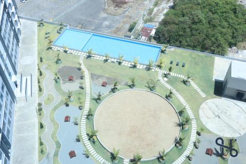 an overhead view of a swimming pool in a park at Homesuite' Home at Jesselton Quay in Kota Kinabalu