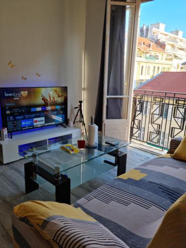 Телевизия и/или развлекателен център в Chambre privée dans un appartement