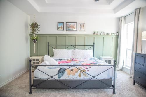 Un dormitorio con una cama con una colcha floral. en La Vaca Viva - Pool Side Oasis Near San Antonio, en Castroville