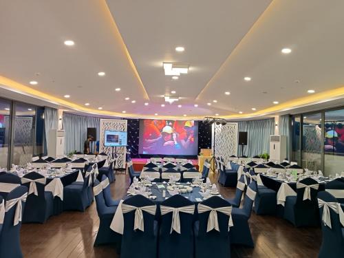 Μια τηλεόραση ή/και κέντρο ψυχαγωγίας στο Mermaid Seaside Hotel