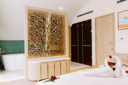 Ένα ή περισσότερα κρεβάτια σε δωμάτιο στο Đầu Rồng Resort