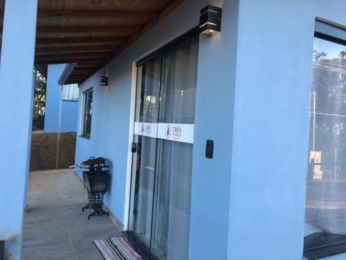 une maison avec une grande porte vitrée sur le côté dans l'établissement Três Marias Chalés, à Conceição da Ibitipoca