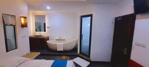 Ultimate Boutique في سيام ريب: حمام مع حوض أبيض ومغسلة