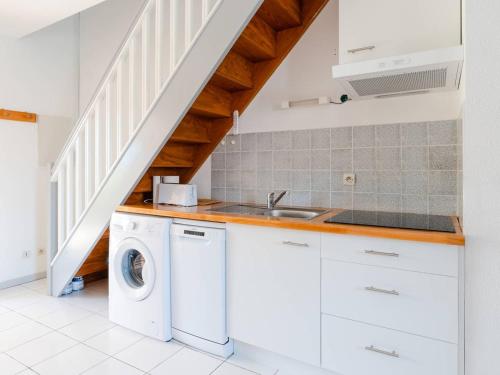 une cuisine avec une machine à laver et un évier dans l'établissement Duplex à Saint-Pierre-La-Mer - Parking, 2 Chambres, Terrasse - FR-1-409A-24, à Fleury