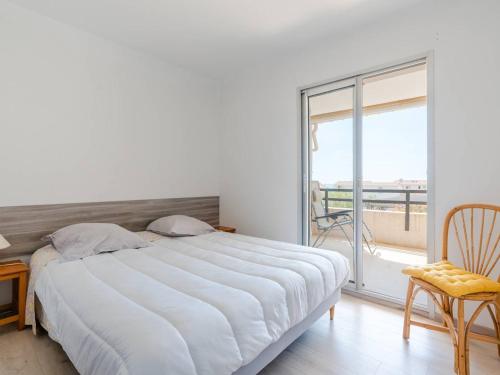 une chambre avec un grand lit et une grande fenêtre dans l'établissement Duplex à Saint-Pierre-La-Mer - Parking, 2 Chambres, Terrasse - FR-1-409A-24, à Fleury