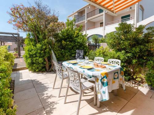 Duplex à Saint-Pierre-La-Mer - Parking, 2 Chambres, Terrasse - FR-1-409A-24