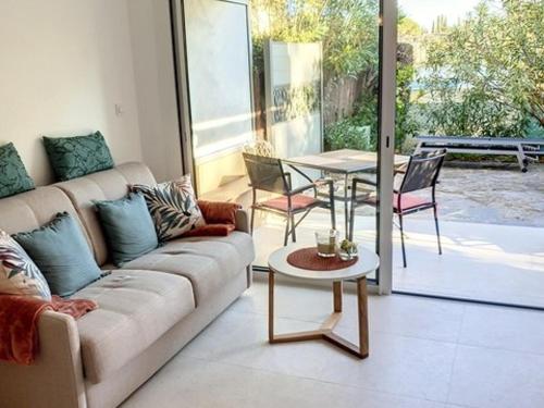 Photo de la galerie de l'établissement T1 climatisé avec jardin, piscine, tennis, à 750m de la plage - Parc Des Oliviers - FR-1-610-85, à Bormes-les-Mimosas