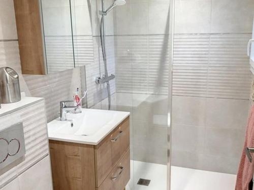 La salle de bains est pourvue d'une douche et d'un lavabo. dans l'établissement Appartement Bormes-les-Mimosas, 1 pièce, 3 personnes - FR-1-610-85, à Bormes-les-Mimosas