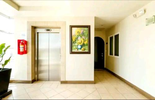 un pasillo con una puerta y una pintura en la pared en Amazing Ocean Front Condo en Rosarito