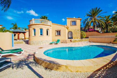 uma villa com uma piscina e uma casa em Cometa-86 - villa with private pool close to the beach in Calpe em Empedrola