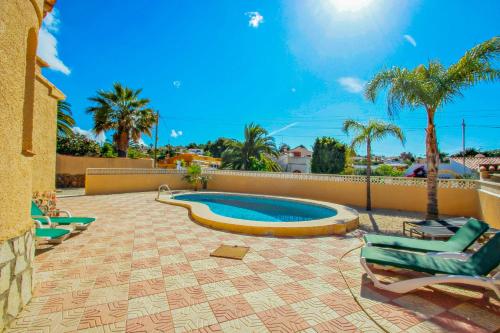 un patio avec des chaises et une piscine dans l'établissement Cometa-86 - villa with private pool close to the beach in Calpe, à Empedrola