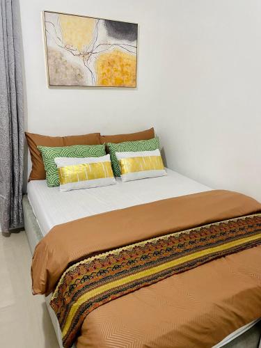 1 cama con 2 almohadas en una habitación en Z House of Guest- Airport Davao en Davao