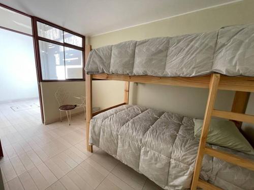 a bedroom with two bunk beds in a room at Moderna casa con equipamiento completo! in Ica