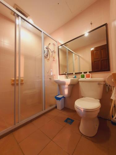 ein Bad mit einer Dusche, einem WC und einem Waschbecken in der Unterkunft The Arena's Lavender @ Tanjung Tuan in Port Dickson