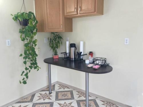 格林斯堡Super 8 by Wyndham Greensburg的厨房角落里的一张桌子