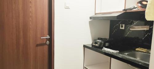 eine Küche mit einer Spüle und einer Mikrowelle in der Unterkunft MM Property 