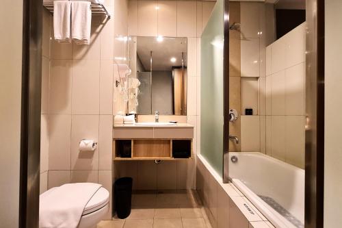 Koupelna v ubytování The Kana Kuta Hotel