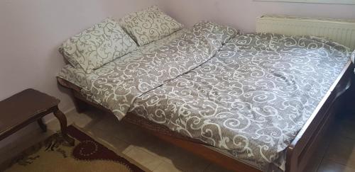 uma pequena cama num quarto com em Magic House in Center em Chisinau