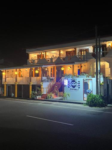 um edifício à noite com luzes acesas em Hummus Hostel & Restaurant em Hikkaduwa