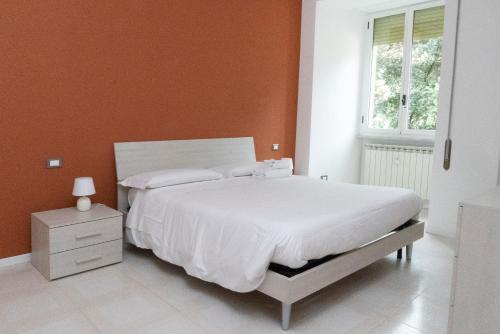 - une chambre avec un lit blanc et une fenêtre dans l'établissement Flaminio New Apartment, à Rome