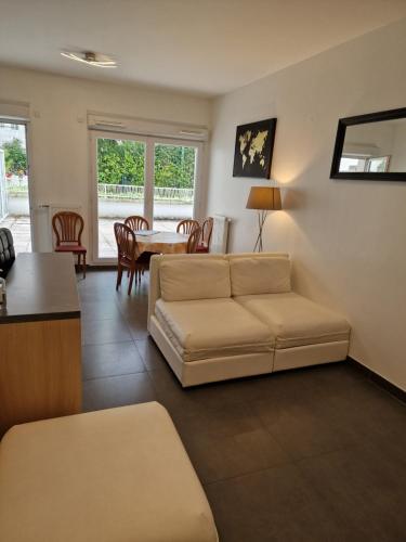 a living room with a couch and a table at Entier beau 3pièces avec terrasse de 60m2 pour 7personnes in Châtenay-Malabry
