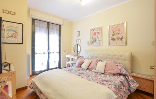 ein Schlafzimmer mit einem großen Bett und einem Fenster in der Unterkunft Appartamento Helios in Baveno