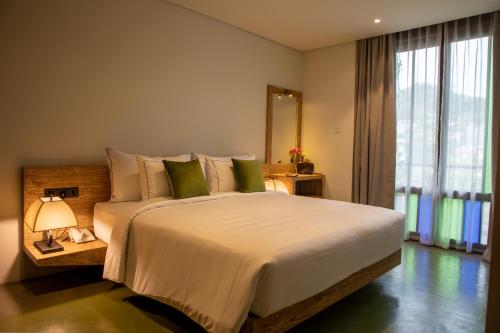 Säng eller sängar i ett rum på Lake Avenue Hotel Kandy