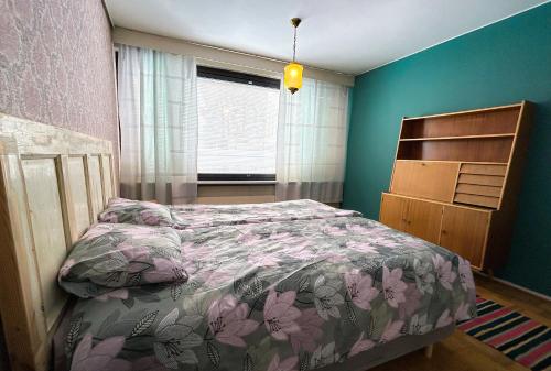 1 dormitorio con cama y ventana en Tilava huoneisto Keuruun keskustassa, en Keuruu