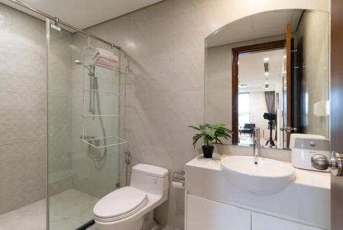 een badkamer met een toilet, een wastafel en een douche bij Chi's housse - Vinhomes Time city - 3BR in Hanoi