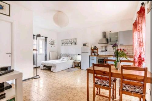cocina y sala de estar con cama y mesa en Relax a 4 salti dai navigli, en Milán