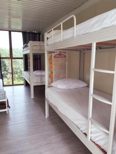 Zimmer mit Etagenbett und 2 Etagenbetten in der Unterkunft CABIN SARAWAK D' RUMAH BONDA RIVER VIEW in Kampong Senawar