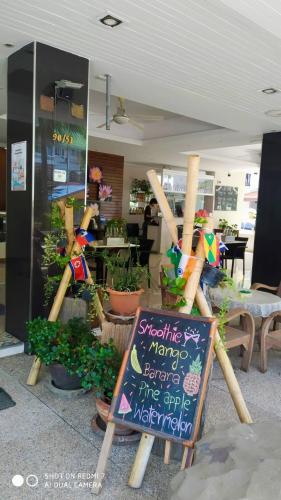 un ristorante con un cartello di fronte a un negozio di Kata Beach Studio Phuket a Kata Beach