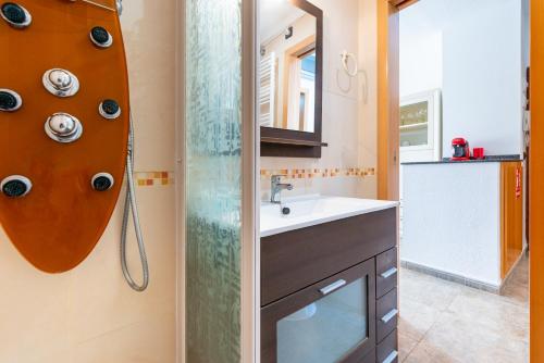 a bathroom with a sink and a shower at WintoWinRentals La Malagueta Buena ubicación, Wifi in Málaga