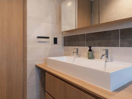讀谷的住宿－Bosco Yomitan Resort Condminium，客房内的白色盥洗盆浴室