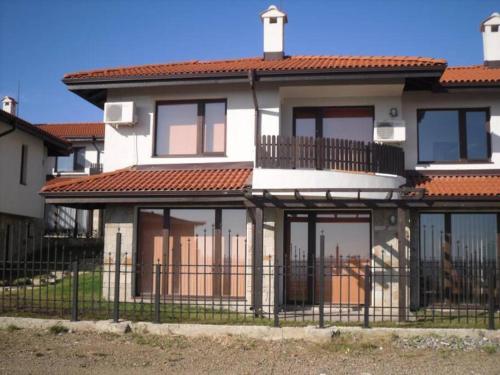 una casa con una valla delante de ella en 3 Bed, 3 Bath Villa, en Kosharitsa