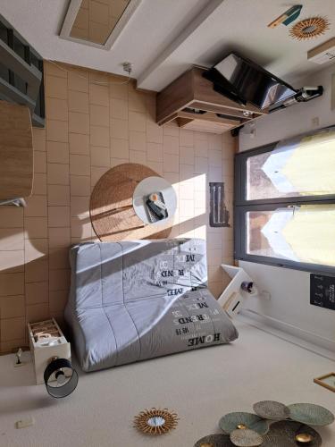 Cette chambre comprend un lit et une fenêtre. dans l'établissement Maisonnette, 5 Pers, 500m plage, Parking, Terrasse, au Cap d'Agde