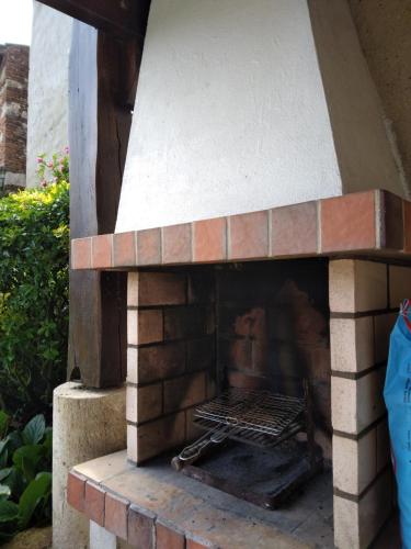 een bakstenen oven met een grill erin bij Gite de la Sauvetat in Auvillar