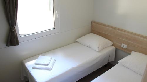 Tempat tidur dalam kamar di Mobile Homes Holiday Dream