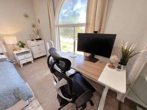 a desk with a computer on it in a bedroom at Luxurious 2-bedrooms in Redwood + free parking in Redwood City