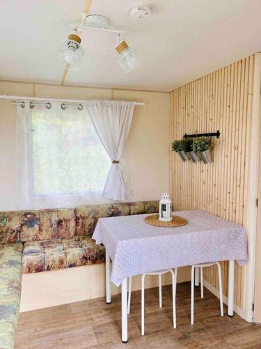 un salon avec une table et un canapé dans l'établissement La Louée du canal, à Braux