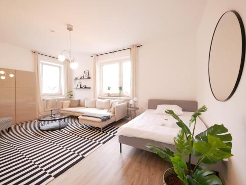 ein Wohnzimmer mit einem Bett und einem Sofa in der Unterkunft 75 m2, zentral, gemütlich, eigener Parkplatz in Osnabrück
