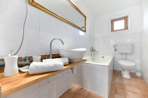 uma casa de banho branca com um lavatório e um WC em Villa Martin em Zadar