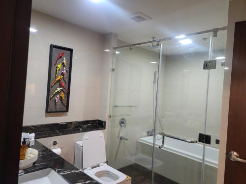 La salle de bains est pourvue d'une douche, de toilettes et d'un lavabo. dans l'établissement Cozy Zen Condo 2 beds, à Cebu