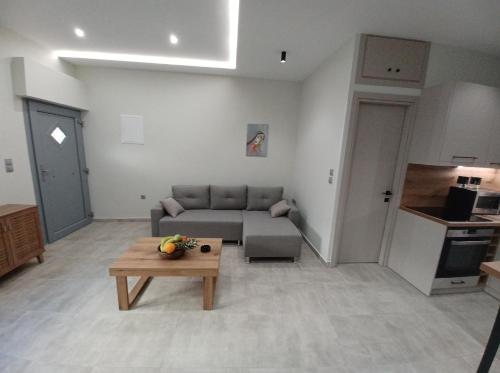 uma sala de estar com um sofá e uma mesa em Doukas Home em Mytilini