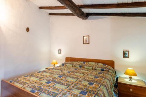 ein Schlafzimmer mit einem Bett und zwei Lampen an Nachttischen in der Unterkunft La casa di Anita in Gallicano