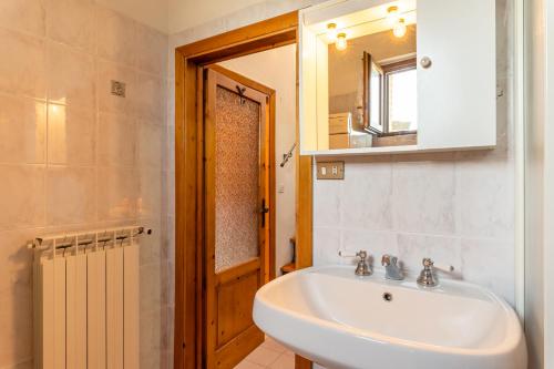 a bathroom with a sink and a mirror at La casa di Anita in Gallicano