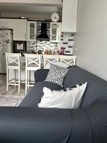 uma sala de estar com um sofá e uma cozinha em USA EMBASSY for VISA em Istambul