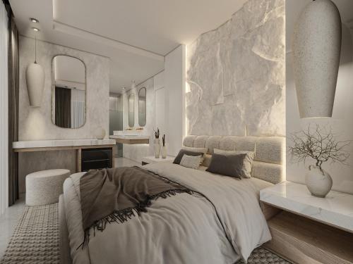 ein Schlafzimmer mit einem großen Bett und einem Spiegel in der Unterkunft club arona by laren hotels in Serik