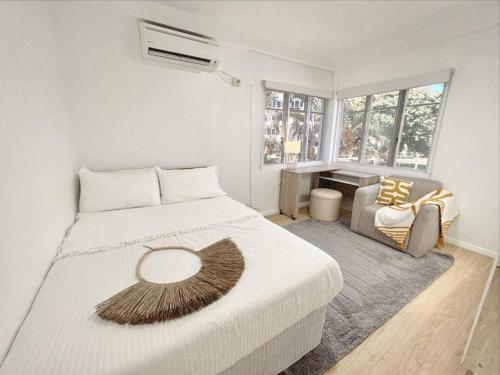 um quarto com uma cama grande e uma cadeira em Gladstone Gem 3 - Suva CBD 2bd Apt em Suva