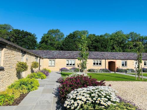 una vista exterior de una casa con jardín en Briary Cottages at Iletts Farm, en Brackley